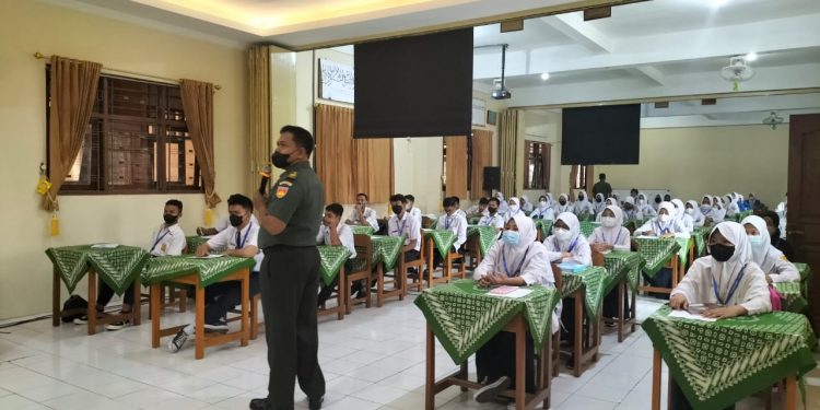 Pasiter Kodim  0735/Surakarta Berikan Materi Wasbang dan Bela Negara di SMK Muhamadiyah 4 Surakarta