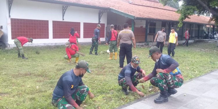 Cegah Penyebaran Covid-19, Koramil 02/Banjarsari Laksanakan Kerja Bakti Bersihkan Lingkungan