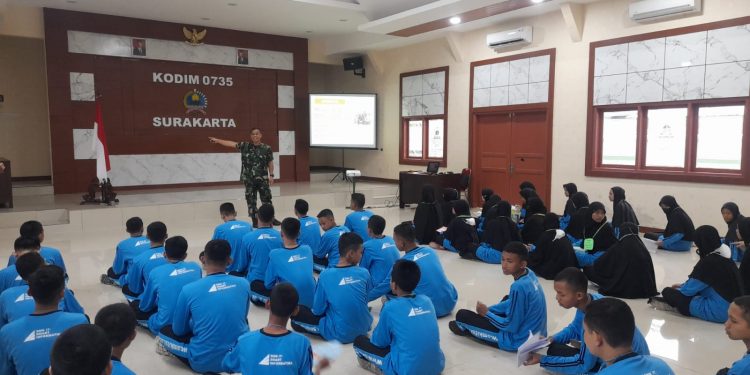 Danramil 02/Banjarsari Berikan Wasbang Dan MOS Terhadap Siswa dan Siswi SMIK IT Surakarta