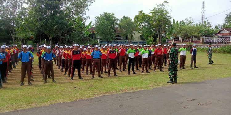 MPLS Siswa Baru, Personil Koramil Ngadirojo Beri Materi Wasbang dan PBB