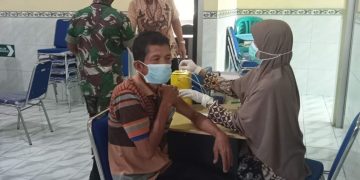 Anggota Koramil Purwantoro Dampingi Vaksinasi Kepada Warga