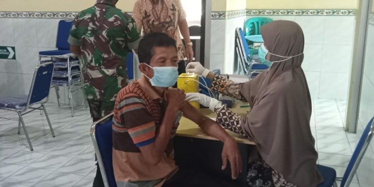 Anggota Koramil Purwantoro Dampingi Vaksinasi Kepada Warga
