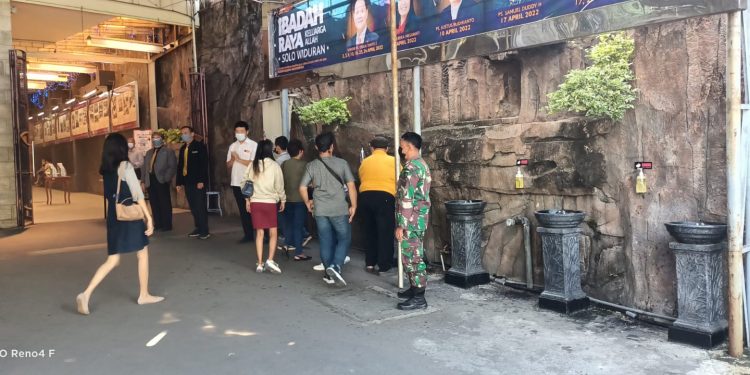 Yakinkan Sesuai Prokes, Serma Teguh Monitoring Kegiatan Ibadah Mingguan