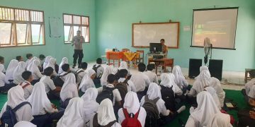 Hadiri MPLS di SMA Negeri 1 Gedung Meneng, Ini Materi Yang Disampaikan Bhabinkamtibmas