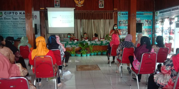Babinsa Mojosongo Dampingi Penyuluhan Dan Beri Himbauan Prokes Kepada Ibu-Ibu Kader Posyandu