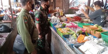 Tertipkan Prokes Babinsa Kelurahan Banjarsari Sambangi Pasar Joglo