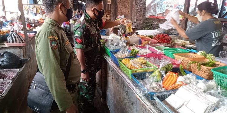 Tertipkan Prokes Babinsa Kelurahan Banjarsari Sambangi Pasar Joglo