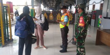 Setiap Saat Setiap Waktu, Sertu Murdianto Berikan Himbauan Prokes Kepada Penumpang di Stasiun Purwosari