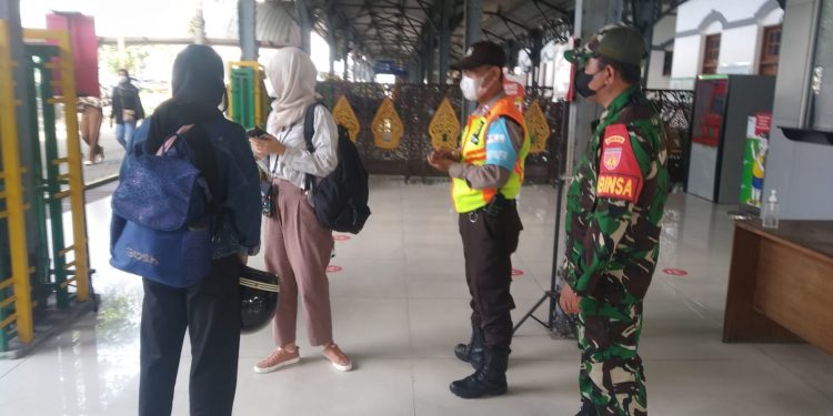 Setiap Saat Setiap Waktu, Sertu Murdianto Berikan Himbauan Prokes Kepada Penumpang di Stasiun Purwosari