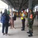 Setiap Saat Setiap Waktu, Sertu Murdianto Berikan Himbauan Prokes Kepada Penumpang di Stasiun Purwosari