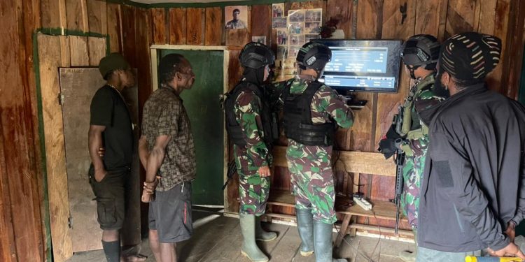 Satgas Satuan Organik Yonif Raider 321/GT Memberikan bantuan Pemasangan TV dan Instalasi Prabola Warga Distrik Mbua