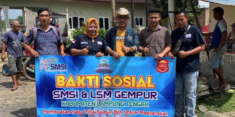 Kolaborasi Bersama LSM Gempur, SMSI Lamteng Buatkan Warga Sumur Bor