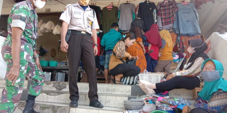 Cegah Timbulnya Klaster Baru di Pasar Tradisional Babinsa Nusukan Laksanakan Pengawasan PPKM