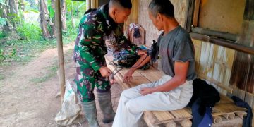Wujudkan TNI Peduli Rakyat, Prajurit Kesehatan Kodam Siliwangi Lakukan Aksi Pengobatan Gratis Door to Door
