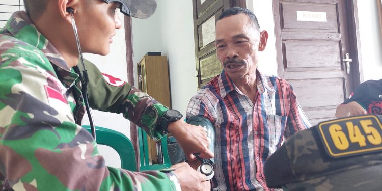 Atasi Kesulitan Rakyat di Wilayah Perbatasan, Prajurit Satgas Pamtas Yonif 645/Gty menggelar aksi pengobatan Keliling Gratis