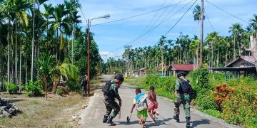 Ketika Senyum Ceria Anak-Anak Papua Bersama Satgas Pamtas Yonif 711/Rks