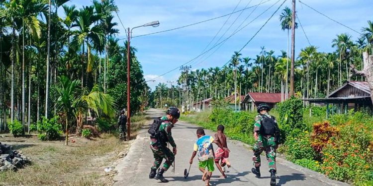 Ketika Senyum Ceria Anak-Anak Papua Bersama Satgas Pamtas Yonif 711/Rks