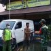 Babinsa Keprabon Berikan Himbauan Prokes dan Bagikan Masker Gratis di Pasar Triwindu