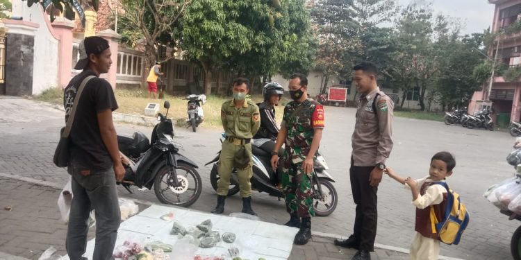 Hindarkan Penyebaran Covid-19, Sertu Marianto Bersama Linmas Terus Berikan Himbauan Prokes Kepada Warga