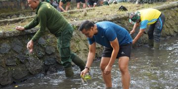 Nyemplung Bareng Bersihkan Kali Rompang, Danrem 071/Wijayakusuma Lakukan Kordinasi