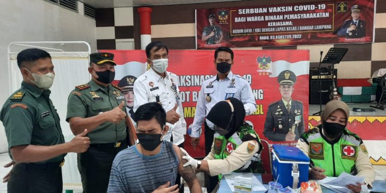 Sinergi Bersama Kodim 0410/KBL, Lapas Rajabasa Kembali Menggelar Vaksinasi Bagi Ratusan WBP dan Petugas