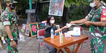 Babinsa Keprabon Bagikan Masker Gratis Dalam Rangka PPKM di Wilayah Binaan