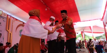 Semarak HUT RI 77, Parosil Bagikan Puluhan Ribu Bendera Merah Putih