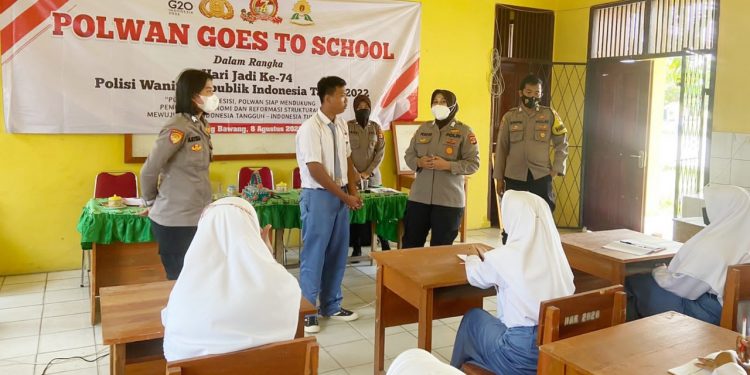Sambut Hari Jadi Ke 74, Polwan Polres Tulang Bawang Ajak Ratusan Pelajar Cerdas Bermedsos