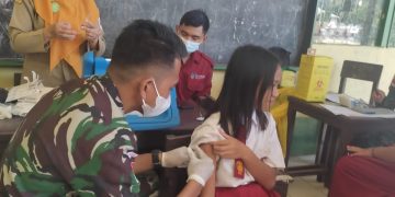 Tim Kesehatan Satgas Pamtas RI-Malaysia Yonarmed 19/105 Trk Bogani Bantu Pelaksanaan Vaksin di Sekolah Dasar
