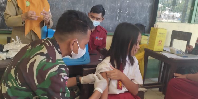 Tim Kesehatan Satgas Pamtas RI-Malaysia Yonarmed 19/105 Trk Bogani Bantu Pelaksanaan Vaksin di Sekolah Dasar