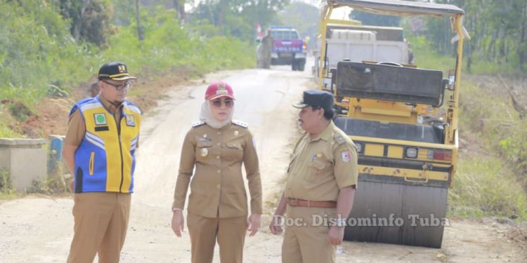 Warga Kampung Panca Mulia Antusias, jalannya Diperbaiki oleh Bupati Winarti