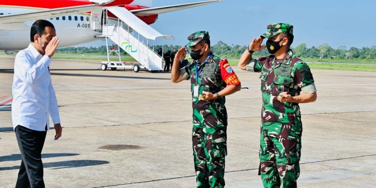 Pangdam dan Ketua Persit KCK Daerah XII/Tpr Sambut Kedatangan Presiden