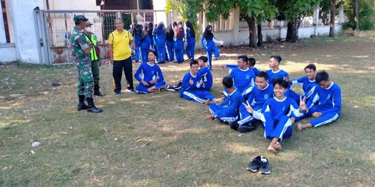 Siswa MAN 1 Surakarta Berolahraga, Serka M Nasirin Berikan Arahan dan Himbauan Proke