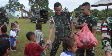 Tebar Kepedulian, Personel Rajawali Ajarkan Pola Hidup Sehat pada Anak Perbatasan