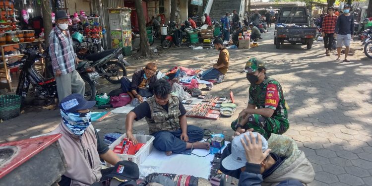 Ramah dan Sopan, Sertu Maryanto Berikan Himbauan Prokes di Pasar Klitikan Notoharjo