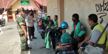 Pengemudi Ojol Menjadi Sasaran Penerapan Prokes oleh Babinsa Punggawan