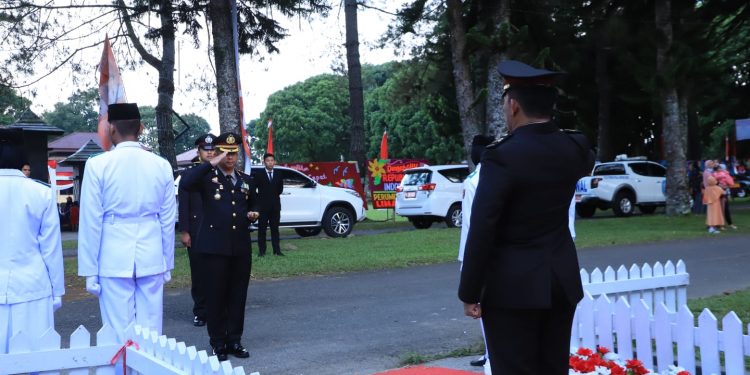 Upacara Penurunan Sang Saka Merah Putih Berjalan Lancar