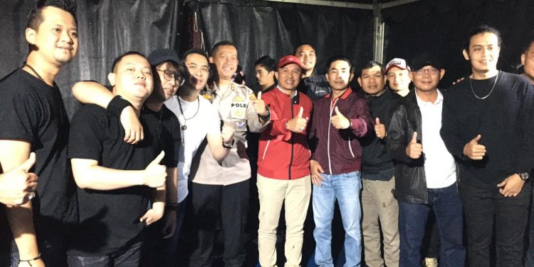 Heboh! Bupati Parosil Duet Bersama Band Papan Atas Menghibur Ribuan Masyarakat Lampung Barat