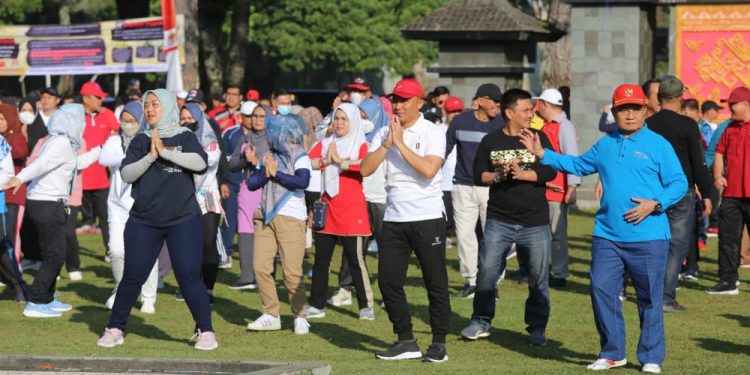 Bupati dan Wakil Bupati Lampung Barat Senam Bersama Wakil Gubernur Lampung