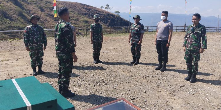 Di Puncak Kraguman, Personil TNI Bersama Instansi Terkait Persiapkan Uoacara Penutupan TMMD