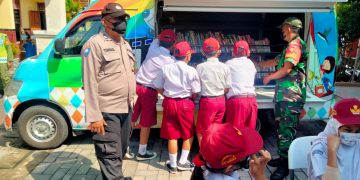 Sertu Suparno Bersama Bhabinkamtibmas Gencar Lakukan Pendisiplinan Prokes di Wilayah Binaan