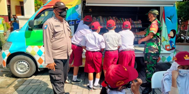 Sertu Suparno Bersama Bhabinkamtibmas Gencar Lakukan Pendisiplinan Prokes di Wilayah Binaan