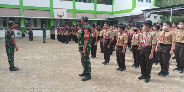 Latihan PBB, Babinsa Koramil 410-05/TKP Harapkan Pelajar SD IT Fitrah Insani Bertambah Disiplin