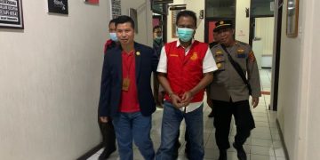 Tersandung Kasus Korupsi, ALB Kenakan Baju Tahan dan Tangan Terborgol