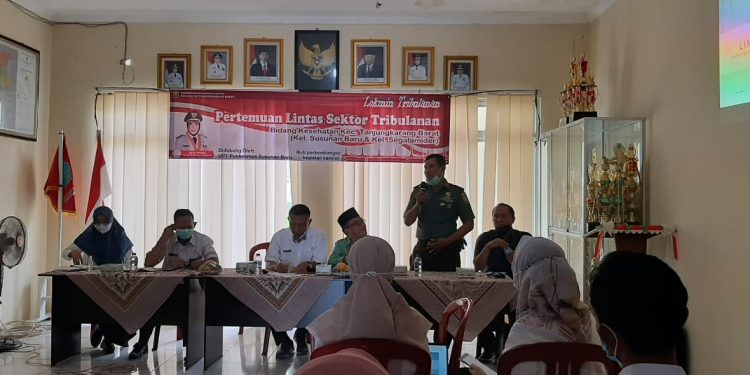 Cegah Penyakit DBD, Babinsa Pelda Giarto Imbau Warga Bersihkan Benda Berpotensi Timbulkan Genangan Air
