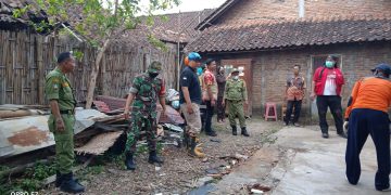 Sigap..!! Sertu Munawar Bahu-membahu Bersama Warga Bantu Evakuasi Rumah Roboh di Wilayah Binaan