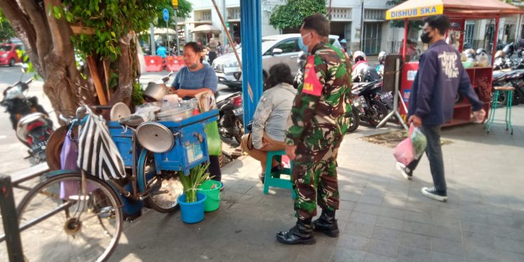 Blusukan ke Pasar Gedhe Solo, Babinsa Kelurahan Sudiroprajan Bersama Security Awasi PPKM dan Berikan Himbauan Prokes