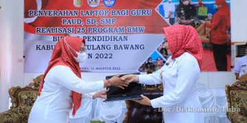 154 Laptop dibagikan Bupati Winarti kepada Dewan Guru