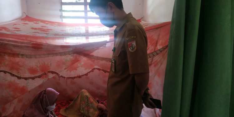 UPTD Puskesmas Dayamurni Hadir dan Cek Keadaan Mbah Acah