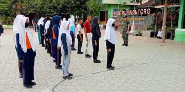 Bentuk Pribadi Disiplin dan Tanamkan Jiwa Korsa, Babinsa Koramil 19/Purwantoro Berikan Pelatihan PBB Bagi Siswa SMPN 1